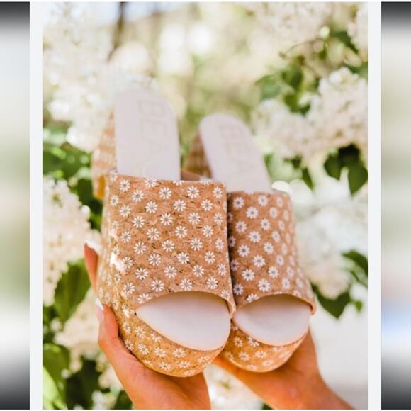 Anthropologie x Matisse Beach Daisy Embroidered Slide Mules Tan Size 6 - Picture 1 of 5